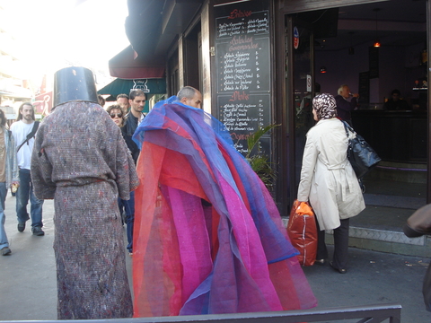 DESORDRE URBAIN 2010, la descente de la rue Jean Pierre Timbaud, 
      carte blanche à T.R.A.C.E.S., Sophie NÉDORÉZOFF & guillaumetel4