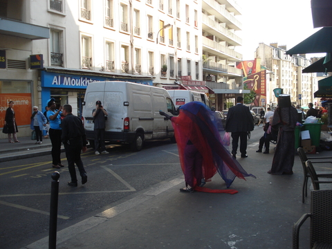 DESORDRE URBAIN 2010, la descente de la rue Jean Pierre Timbaud, 
      carte blanche à T.R.A.C.E.S., Sophie NÉDORÉZOFF & guillaumetel4