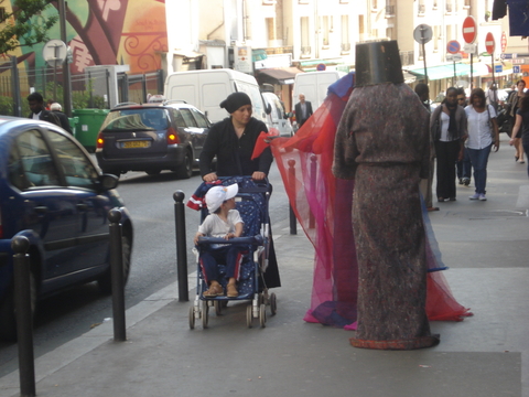 DESORDRE URBAIN 2010, la descente de la rue Jean Pierre Timbaud, 
      carte blanche à T.R.A.C.E.S., Sophie NÉDORÉZOFF & guillaumetel4